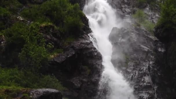 Великий Гучний Бризкаючий Водоспад Під Час Походу Відпустку Влітку — стокове відео