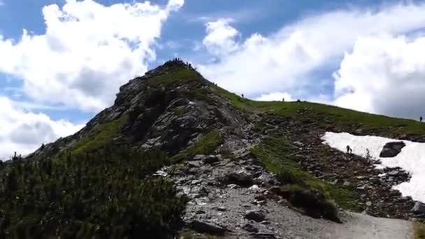 Sendero Senderismo Una Cumbre Montaña Con Muchos Excursionistas Verano Austria — Vídeos de Stock