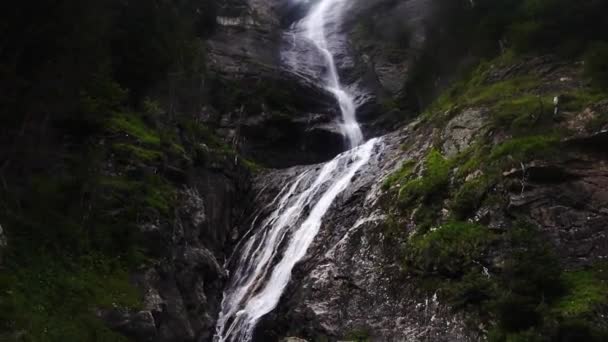 Duży Wodospad Nad Stromym Urwiskiem Górach Podczas Wędrówki — Wideo stockowe