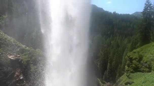 Air Terjun Besar Yang Kuat Dari Bawah Saat Hiking Berlibur — Stok Video