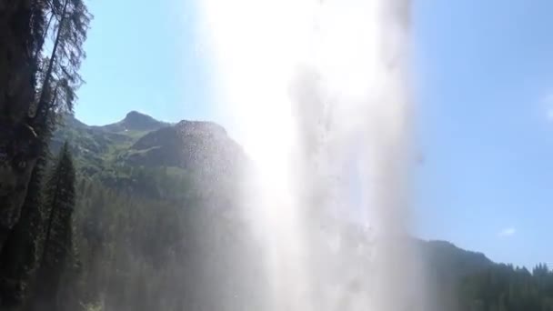 Escarpada Gran Cascada Gran Alcance Desde Abajo Con Vista Cielo — Vídeo de stock