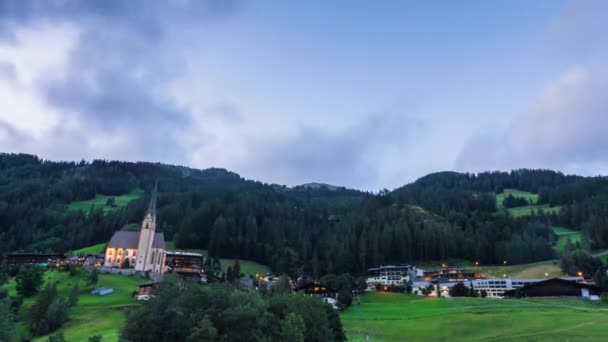 Timelapse Kościołem Pięknym Krajobrazie Pobliżu Najwyższej Góry Austrii Wieczorem — Wideo stockowe
