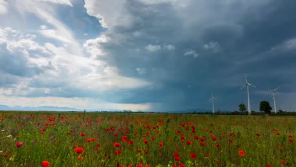 夏の暗い雲と雨の間に3つの風車でタイムラプス 動画クリップ