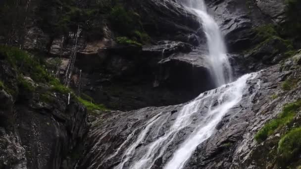 Wspaniały Duży Wodospad Głośnym Pędem Wody Wiatru Podczas Wędrówki Górach — Wideo stockowe
