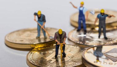 Bitcoin ve eter 'de çalışan madenciler gri arkaplan detay görünümlü