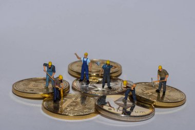 Değerli Bitcoin ve eter 'de çalışan altı madenci
