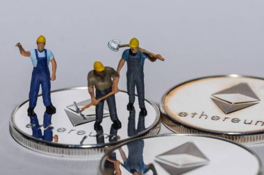 Gümüş parlayan eter üzerinde duran üç madenci gri arka planlı kripto para birimi