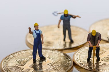 Değerli bitcoin kripto para birimi üzerinde çalışan üç madenci.