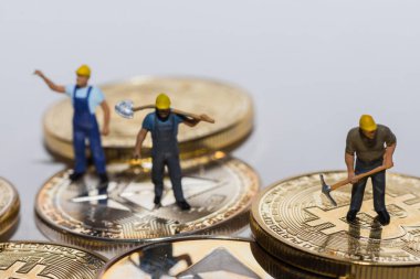 Bitcoin ve eter kripto detay görünümünde çalışan üç madenci