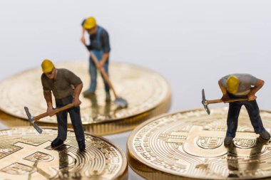 Altın bitcoin üzerinde çalışan üç madenci kripto para birimi makro görünümü