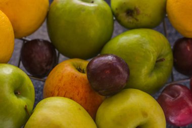 Sağlıklı yiyecekler için farklı taze meyveler.