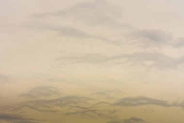 Gökyüzündeki bulutlardan harika yumuşak dalgalara bak.