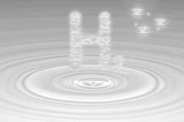 白银H2氢字母 在清澈的水中灰色波浪中 中间有一滴水滴 — 图库照片
