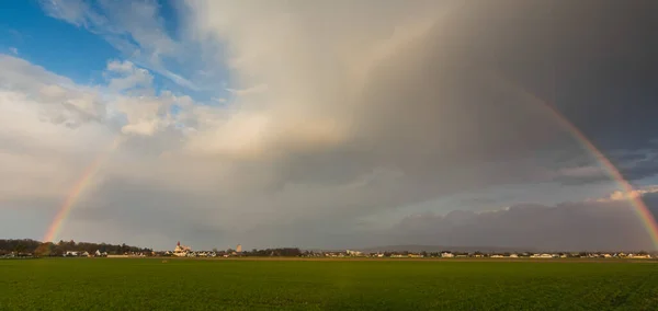 Prachtige Grote Regenboog Met Een Dorpsgroen Veld Prachtig Uitzicht Lucht — Stockfoto