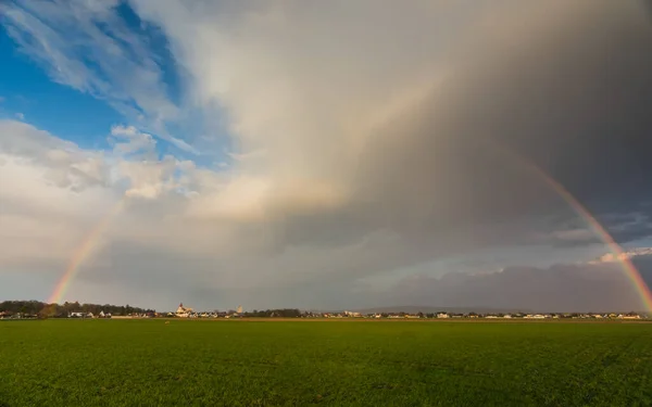 Prachtige Grote Regenboog Met Een Dorpsgroen Veld Prachtige Lucht Het — Stockfoto