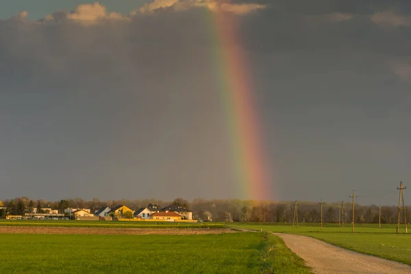 Maravilloso Arco Iris Final Camino Tierra Con Campos Verdes Vista — Foto de Stock