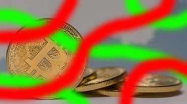 Değerli bitcoin kırmızı yeşil çizgili yan yana