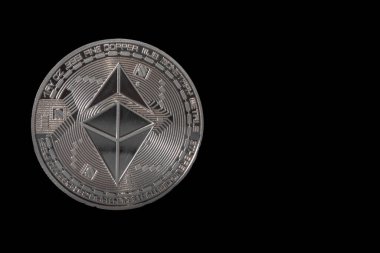 Ethereum madeni parlayan değerli gümüş eter. Siyah arka planlı kripto para birimi.