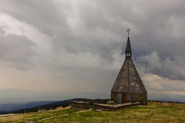 Pequeña Capilla Con Nubes Lluvia Cima Una Montaña Mientras Camina — Foto de Stock