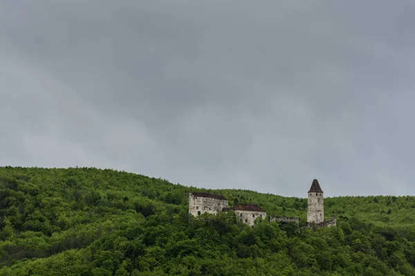 Castelo Velho Colinas Verdes Nuvens Chuva Enquanto Caminhando — Fotografia de Stock