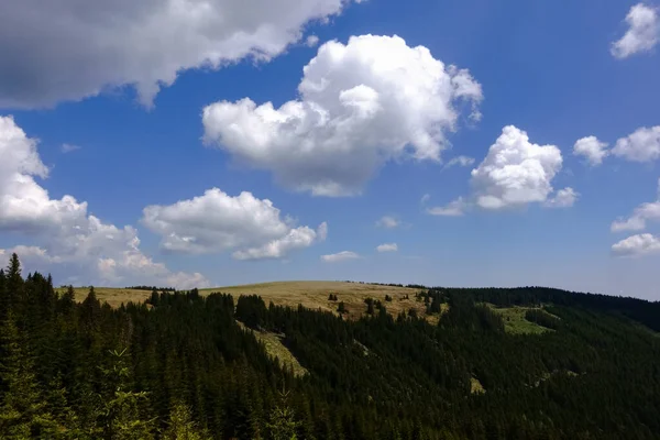 Nuages Blancs Sur Ciel Bleu Une Vue Sur Les Collines — Photo