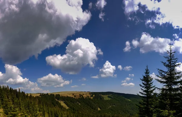 Чудове Блакитне Небо Білими Хмарами Вид Панораму Зелених Пагорбів — стокове фото