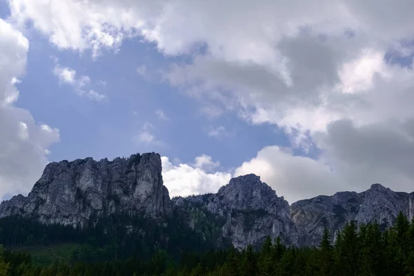 Montagnes Escarpées Nuages Blancs Blancs Sur Ciel — Photo