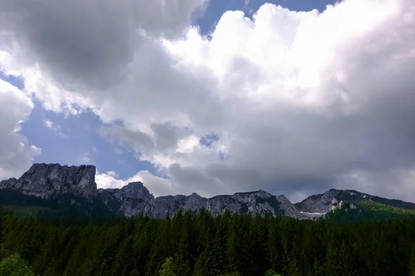 Maravilhosas Montanhas Acidentadas Nuvens Brancas Céu Enquanto Caminhava Áustria — Fotografia de Stock