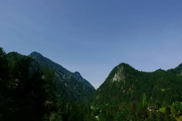 Puntiagudas Montañas Verdes Con Cielo Azul Sin Nubes Verano —  Fotos de Stock