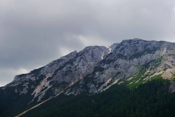 Скеляста Висока Гора Щільними Дощовими Хмарами Детальний Вид — стокове фото