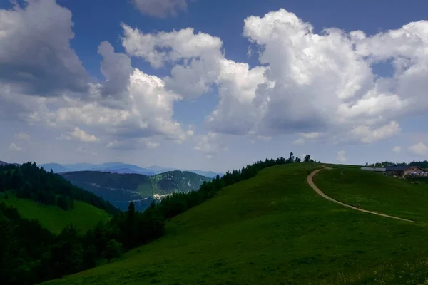 Довгий Пишний Шлях Чудовому Зеленому Пагорбі Гірському Пейзажі Відпустці — стокове фото