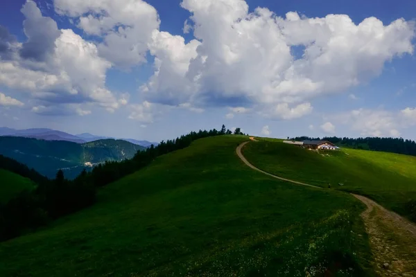 Lange Bochtige Pad Een Prachtige Groene Heuvel Bergen Tijdens Het — Stockfoto