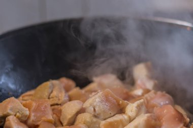 Yemek pişirirken kesilmiş et.