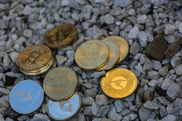 Багато Цінних Золотих Блискучих Срібних Монет Біткоїн Ефір Ада Криптовалюти — стокове фото