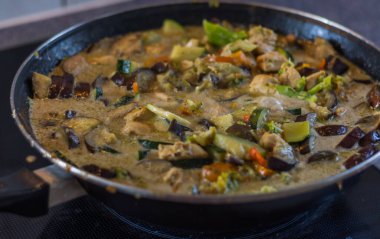 Taze sağlıklı Tayland yeşil köri ve tavuğu.