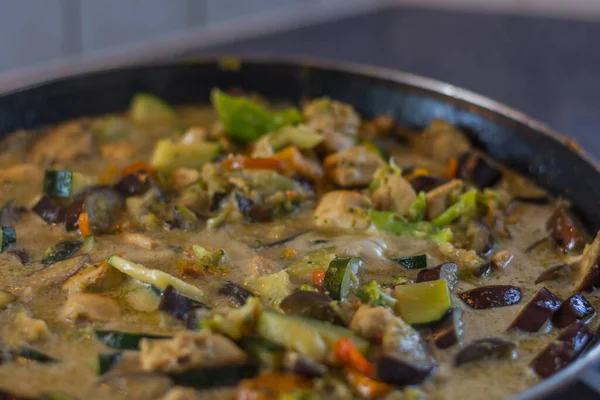 Tayland yemeği pişirirken et ve sabunla taze ve sağlıklı sebzeler