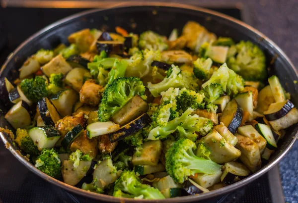 Tayland yemeği pişirirken et ve taze kesilmiş sebzeler.