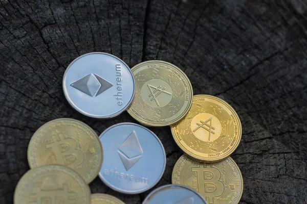 Molte Monete Oro Argento Preziosi Bitcoin Etere Ada Criptovaluta Sdraiato — Foto Stock