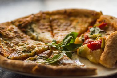 Taze çıtır çıtır ve sebze soslu pizza.