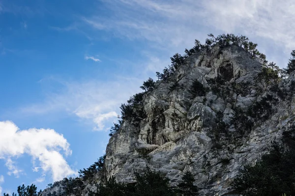 Wunderschöner Hoher Felsiger Berg Mit Bäumen Und Himmel — Stockfoto