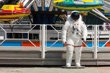 Viyana 'da bir lunaparkta tatilde olan bir astronot.