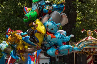 Viyana 'da bir eğlence parkında bir sürü renkli hava balonu