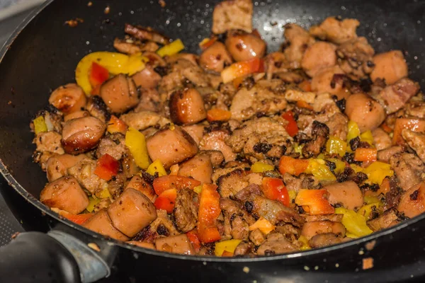 Gegrilde Gesneden Worst Vlees Groenten Een Pan Tijdens Het Koken — Stockfoto