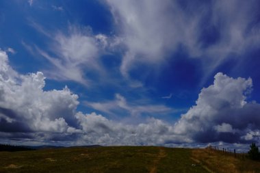 Avusturalya dağlarında yürüyüş yaparken mavi gökyüzünde inanılmaz bulutlar.
