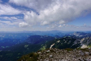 Yazın zirvede dururken pek çok yüksek dağların manzarası geniş.