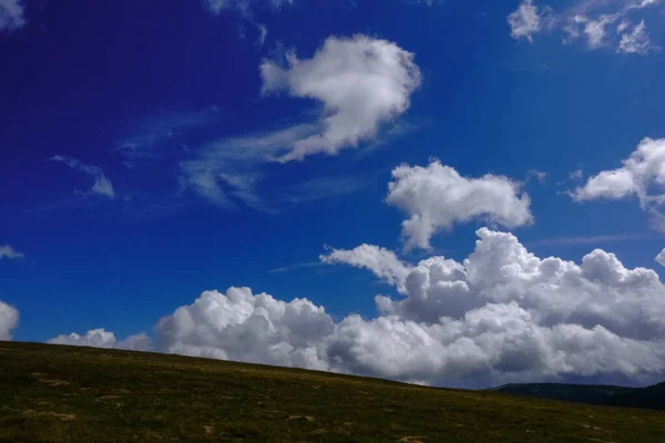Холмистый Пейзаж Удивительным Голубым Небом Белыми Облаками Летом Отдыхе — стоковое фото