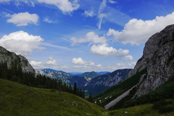 Θέα Μια Βαθιά Κοιλάδα Βουνά Και Άσπρα Σύννεφα Στον Γαλάζιο — Φωτογραφία Αρχείου