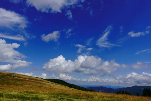 Вид Горбистої Гори Травою Долину Блакитним Небом Влітку — стокове фото