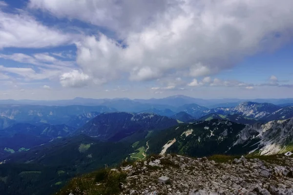 Ευρεία Θέα Πολλά Ψηλά Βουνά Ενώ Στέκεται Στην Κορυφή Καλοκαίρι — Φωτογραφία Αρχείου