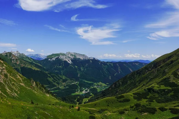 Increíble Vista Mientras Camina Valle Verde Austria Con Cielo Azul —  Fotos de Stock